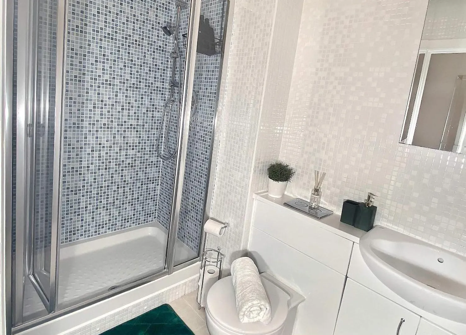 Emerald Apartment-2Bed 2Bath Cardiff Bay,City Centre Apartment United Kingdom